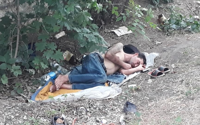 Николаевский сквер превращают в свалку и притон Фото № 0 Николаевский сквер превращают в свалку и притон Фото № 0