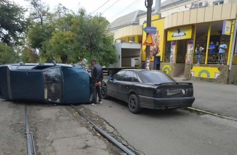 В полиции считают, что водитель «Лады», который перевернулся на Потемкинской, мог быть под воздействием наркотиков Фото № 0 В полиции считают, что водитель «Лады», который перевернулся на Потемкинской, мог быть под воздействием наркотиков Фото № 0