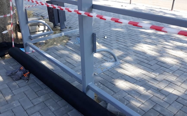 На остановке в Николаеве лавочку для сидения приделали вверх ногами Фото № 0 На остановке в Николаеве лавочку для сидения приделали вверх ногами Фото № 0