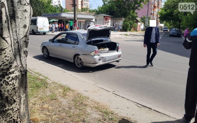 На Центральном проспекте из-за несоблюдения правил дорожного движения столкнулись две иномарки Фото № 2 На Центральном проспекте из-за несоблюдения правил дорожного движения столкнулись две иномарки Фото № 2