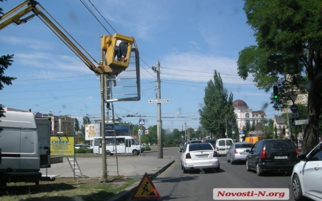 В Николаеве устанавливают очередную рекламную конструкцию не смотря на огромное количество, которое существует сейчас Фото № 1 В Николаеве устанавливают очередную рекламную конструкцию не смотря на огромное количество, которое существует сейчас Фото № 1