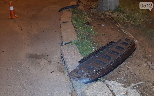 Преследование нарушителя: патрульная полиция догоняла автомобиль и врезалась в столб Фото № 3 Преследование нарушителя: патрульная полиция догоняла автомобиль и врезалась в столб Фото № 3
