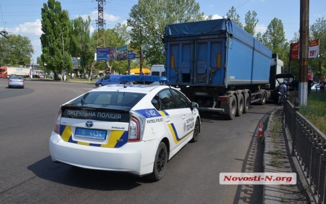 Авария возле автовокзала: грузовик «прижал» к забору автомобиль Фото № 1 Авария возле автовокзала: грузовик «прижал» к забору автомобиль Фото № 1