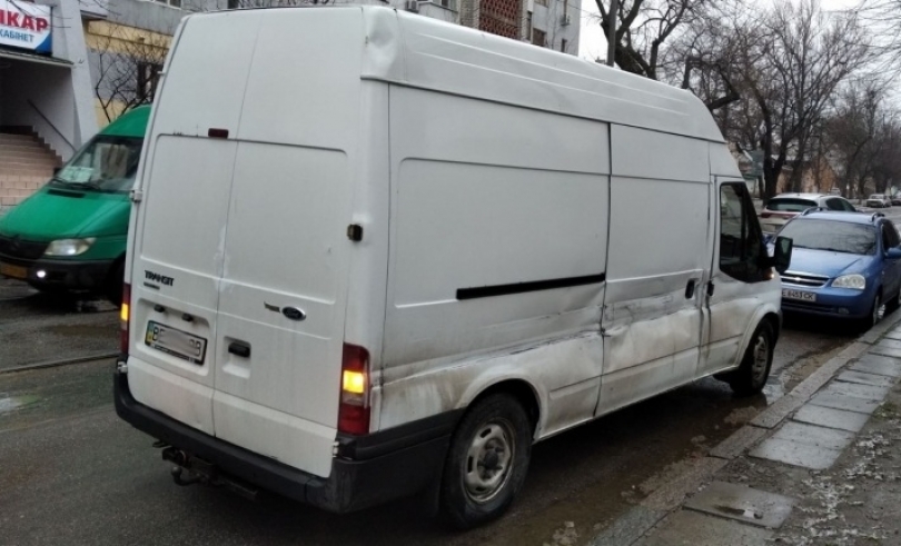 В Николаеве Урал с военными номерами протаранил Ford Transit Фото № 2 В Николаеве Урал с военными номерами протаранил Ford Transit Фото № 2