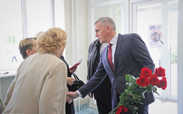 Мэр Николаева Александр Сенкевич поздравил ветеранов педагогического труда с профессиональным праздником Фото № 4 Мэр Николаева Александр Сенкевич поздравил ветеранов педагогического труда с профессиональным праздником Фото № 4