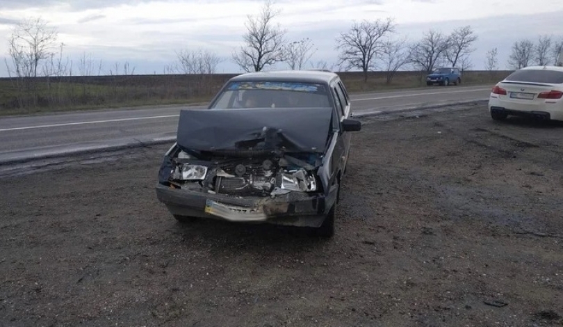 Воскресная авария - авто улетело в кювет и врезалось в дерево Фото № 1 Воскресная авария - авто улетело в кювет и врезалось в дерево Фото № 1