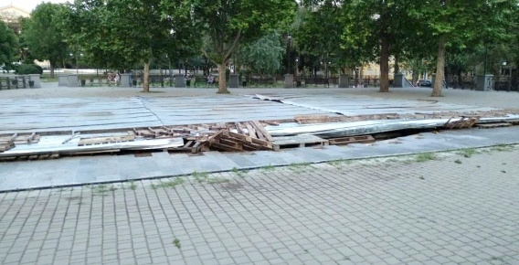 Возле фонтана в Возле фонтана в