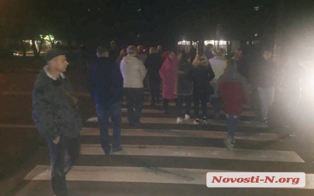 В Николаеве жители общежития заблокировали движение по ул. Космонавтов Фото № 0 В Николаеве жители общежития заблокировали движение по ул. Космонавтов Фото № 0