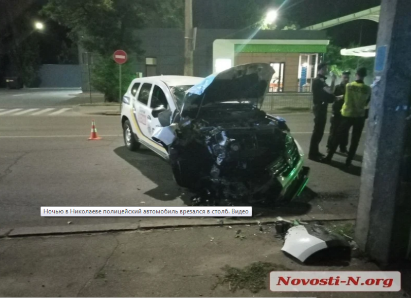 Автомобиль разбил, но спас собаку – в Николаеве ночью полицейское авто врезалось в столб (видео) Фото № 0 Автомобиль разбил, но спас собаку – в Николаеве ночью полицейское авто врезалось в столб (видео) Фото № 0