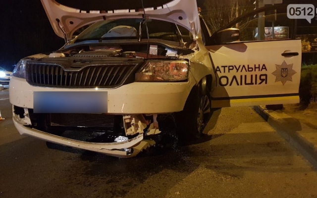 Преследование нарушителя: патрульная полиция догоняла автомобиль и врезалась в столб Фото № 9 Преследование нарушителя: патрульная полиция догоняла автомобиль и врезалась в столб Фото № 9
