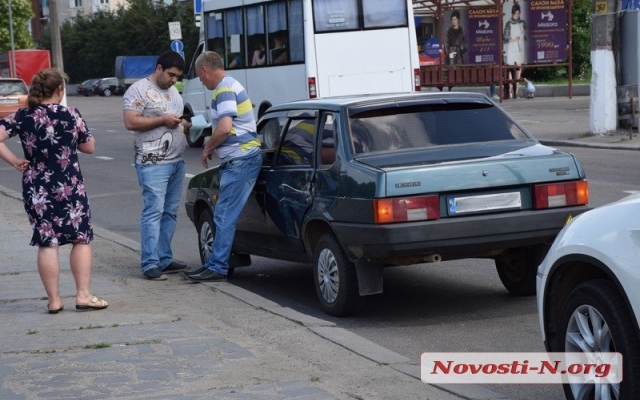 На Центральном проспекте столкнулись два автомобиля Фото № 2 На Центральном проспекте столкнулись два автомобиля Фото № 2