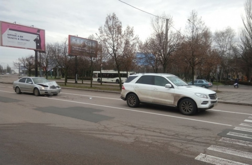В Николаеве столкнулись Skoda Octavia и Mercedes-Benz GLC 300 Фото № 5 В Николаеве столкнулись Skoda Octavia и Mercedes-Benz GLC 300 Фото № 5