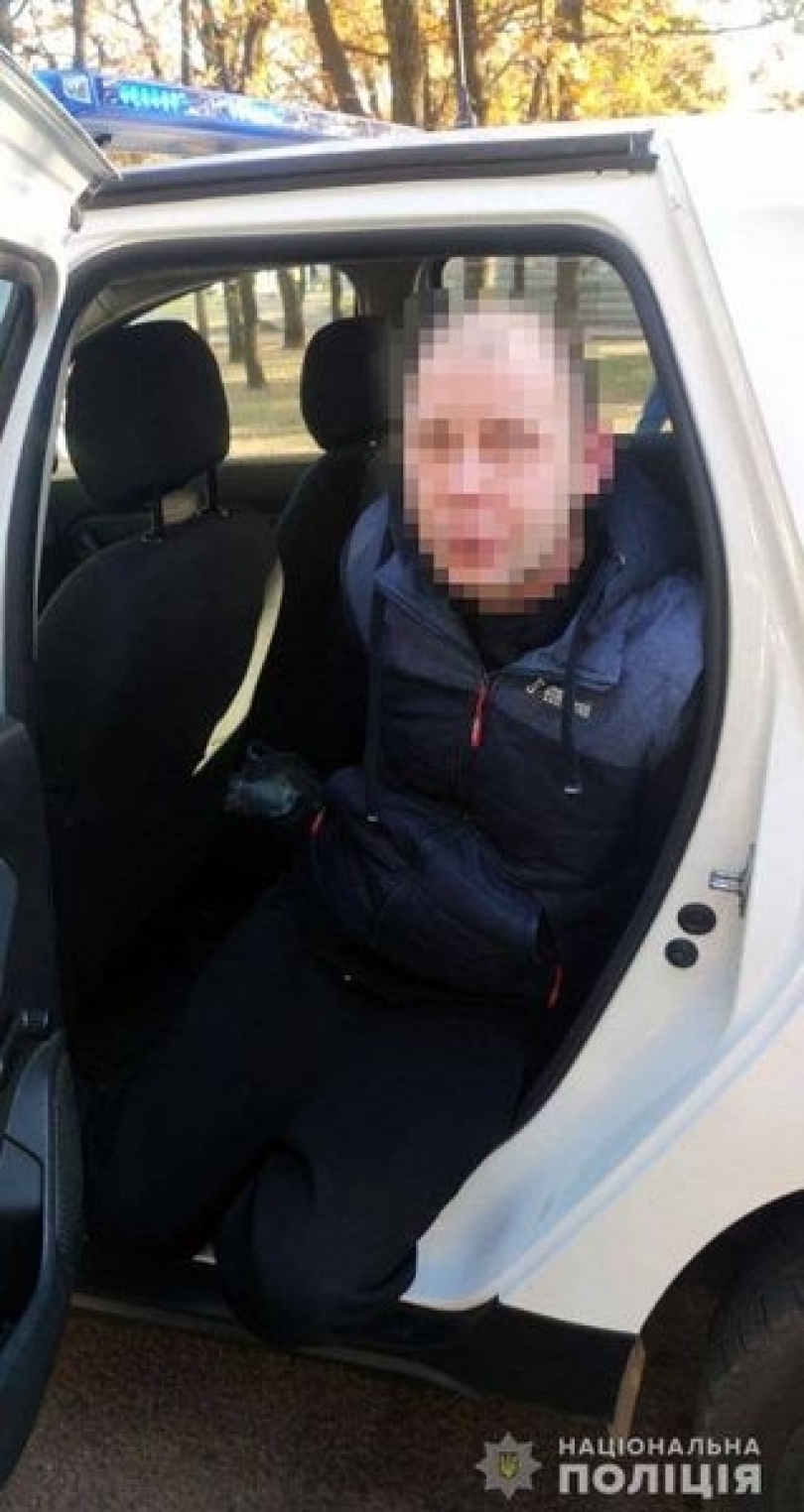 На просьбу одеть маску, мужчина расколотил витрину в магазине Фото № 1 На просьбу одеть маску, мужчина расколотил витрину в магазине Фото № 1