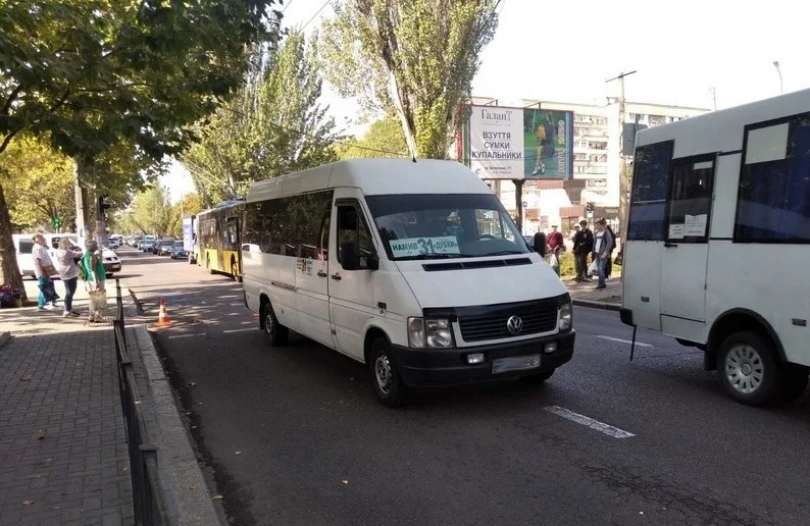 В Николаеве мужчина переходил улицу на красный, его сбила маршрутка Фото № 0 В Николаеве мужчина переходил улицу на красный, его сбила маршрутка Фото № 0