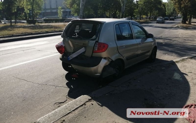 На Центральном проспекте автомобиль врезался в припаркованную иномарку Фото № 0 На Центральном проспекте автомобиль врезался в припаркованную иномарку Фото № 0