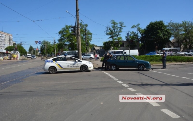 На Центральном проспекте автомобиль врезался в бордюр Фото № 0 На Центральном проспекте автомобиль врезался в бордюр Фото № 0