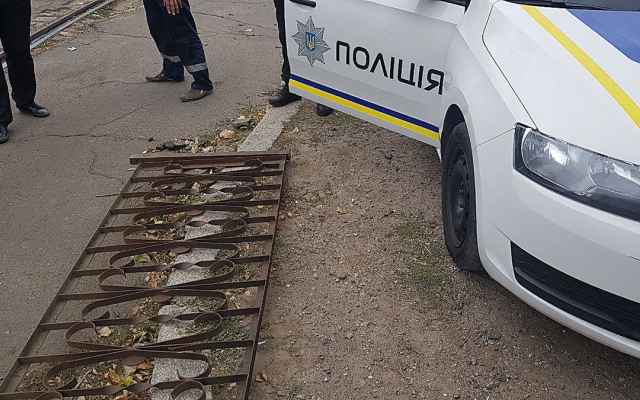 В Николаеве полиция задержала парня, перевозившего в трамвае украденный металлический забор Фото № 1 В Николаеве полиция задержала парня, перевозившего в трамвае украденный металлический забор Фото № 1