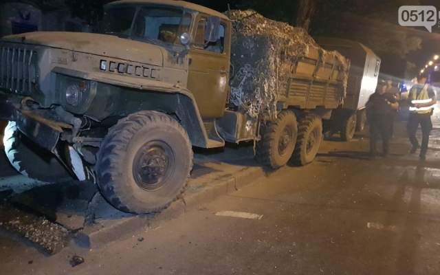 Отказали тормоза: в Николаеве военный автомобиль «Урал» снес светофор Фото № 5 Отказали тормоза: в Николаеве военный автомобиль «Урал» снес светофор Фото № 5