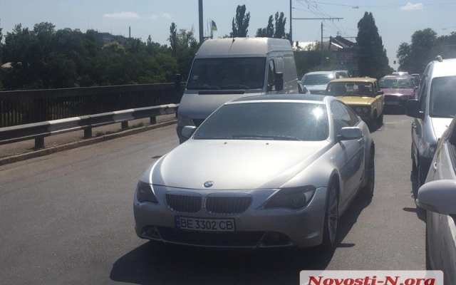 Ямы стали причиной аварии на Ингульском мосту, образовалась автомобильная пробка пробка Фото № 2 Ямы стали причиной аварии на Ингульском мосту, образовалась автомобильная пробка пробка Фото № 2
