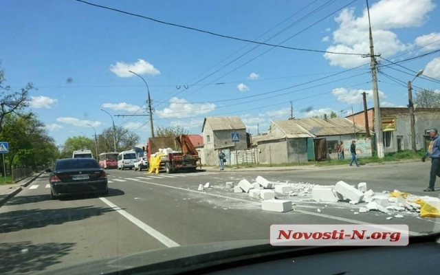 На Центральном проспекте грузовой автомобиль растерял газобетонные блоки Фото № 1 На Центральном проспекте грузовой автомобиль растерял газобетонные блоки Фото № 1