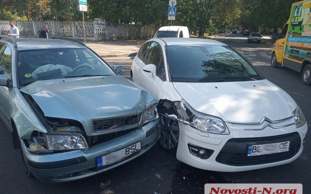В Николаеве на Николаевской столкнулись два автомобиля Фото № 0 В Николаеве на Николаевской столкнулись два автомобиля Фото № 0