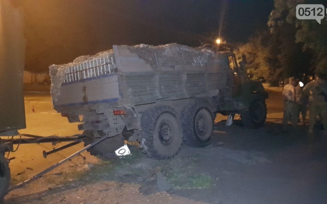 Отказали тормоза: в Николаеве военный автомобиль «Урал» снес светофор Фото № 7 Отказали тормоза: в Николаеве военный автомобиль «Урал» снес светофор Фото № 7