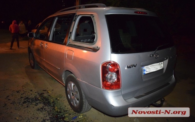 Житель Николаева на Террасной во дворе повредил два автомобиля и грузовик Фото № 1 Житель Николаева на Террасной во дворе повредил два автомобиля и грузовик Фото № 1