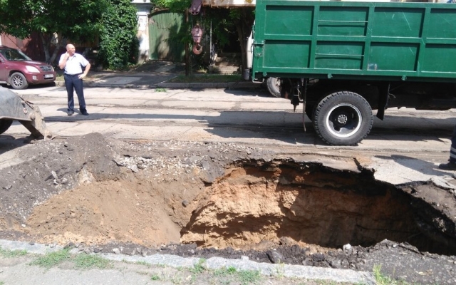В Николаеве асфальтовое покрытие провалилось под землю Фото № 0 В Николаеве асфальтовое покрытие провалилось под землю Фото № 0