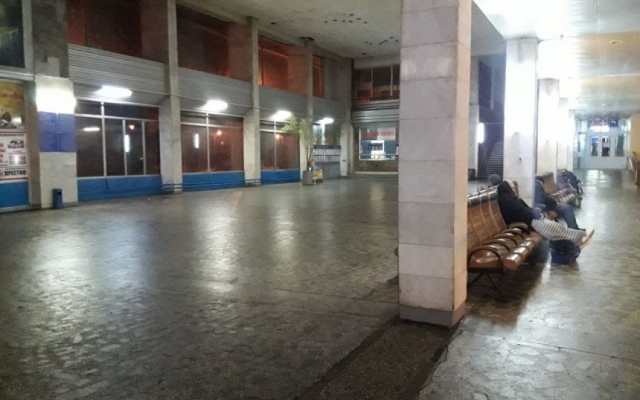 В Николаеве активисты националистической организации заставили бездомных убрать мусор на железнодорожном вокзале Фото № 4 В Николаеве активисты националистической организации заставили бездомных убрать мусор на железнодорожном вокзале Фото № 4