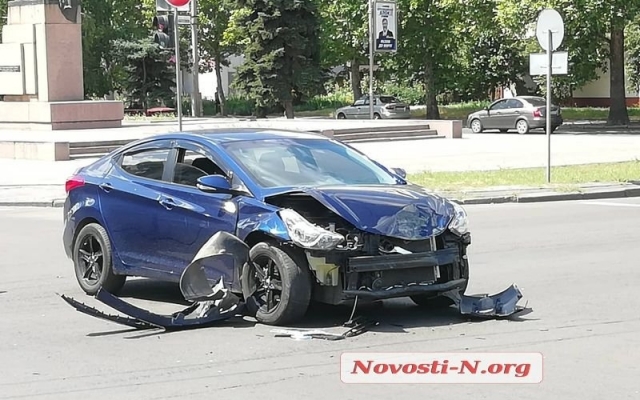 На Центральном проспекте иномарка протаранила военный автомобиль Фото № 0 На Центральном проспекте иномарка протаранила военный автомобиль Фото № 0