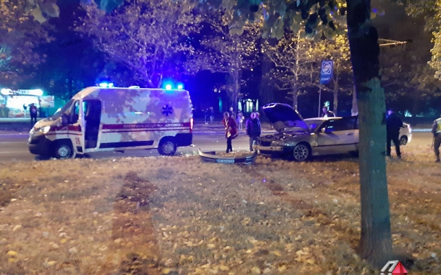 На Центральном проспекте у автомобиля на ходу лопнуло колесо, и он вылетел зеленую зону Фото № 0 На Центральном проспекте у автомобиля на ходу лопнуло колесо, и он вылетел зеленую зону Фото № 0