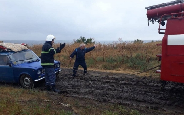 В Николаевской области из-за проливных дождей на дорогах увязли в шрязи шесть автомобилей и трактор Фото № 1 В Николаевской области из-за проливных дождей на дорогах увязли в шрязи шесть автомобилей и трактор Фото № 1
