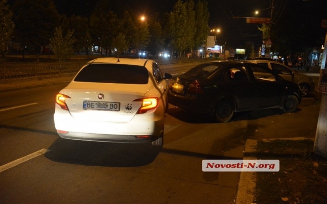 В центре Николаева произошло ДТП при участии автомобилей Fiat и Chevrolet Фото № 2 В центре Николаева произошло ДТП при участии автомобилей Fiat и Chevrolet Фото № 2