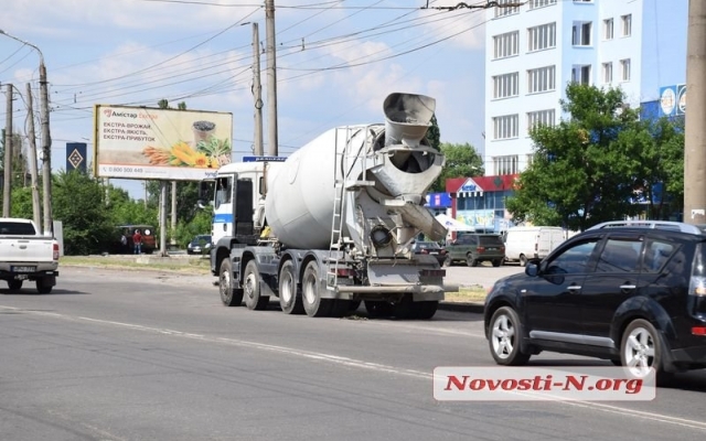 Бетономешалка врезалась в автомобиль и протащила его около 30 метров Фото № 0 Бетономешалка врезалась в автомобиль и протащила его около 30 метров Фото № 0
