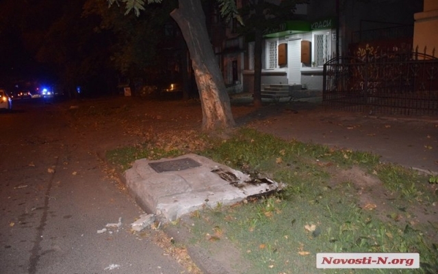 Пьяный водитель на автомобиле Jaguar, убегая от полиции, врезался в дерево, несколько раз перевернулся и загорелся Фото № 6 Пьяный водитель на автомобиле Jaguar, убегая от полиции, врезался в дерево, несколько раз перевернулся и загорелся Фото № 6