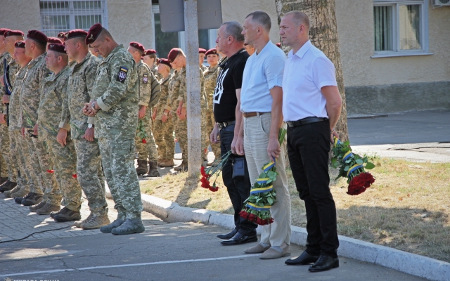 Жители Николаева почтили память павших десантников Фото № 25 Жители Николаева почтили память павших десантников Фото № 25