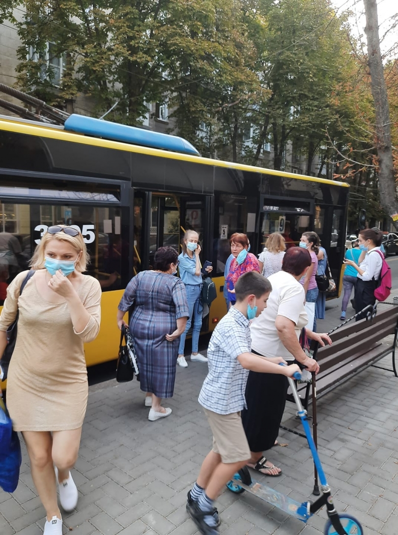В Николаеве водитель троллейбуса изменил маршрут, а пассажиров заставил выйти Фото № 0 В Николаеве водитель троллейбуса изменил маршрут, а пассажиров заставил выйти Фото № 0