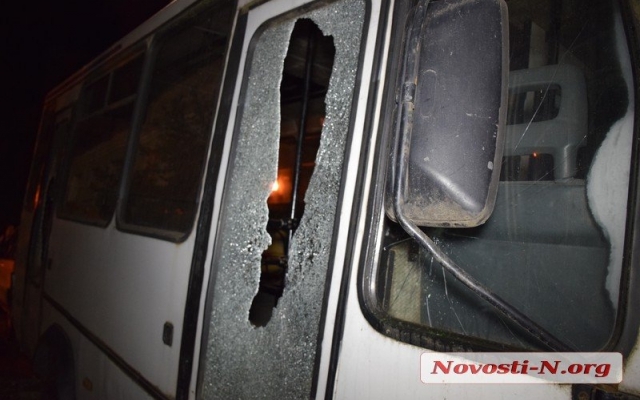 Житель Николаева на Террасной во дворе повредил два автомобиля и грузовик Фото № 8 Житель Николаева на Террасной во дворе повредил два автомобиля и грузовик Фото № 8