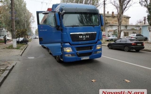 Из-за поломки седельного тягача на Пушкинской большая автопробка Фото № 3 Из-за поломки седельного тягача на Пушкинской большая автопробка Фото № 3
