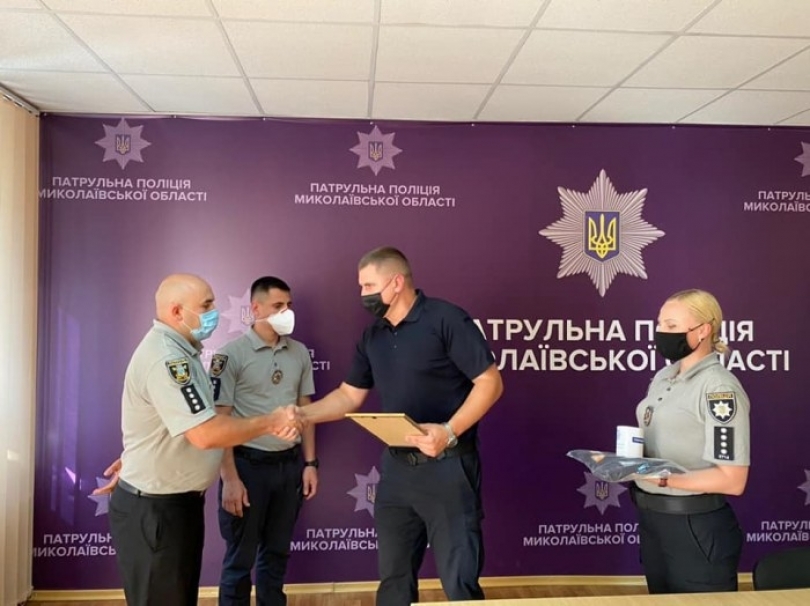 Николаевских патрульных, которые по необходимости «перевоплотились» в акушеров - наградили Фото № 1 Николаевских патрульных, которые по необходимости «перевоплотились» в акушеров - наградили Фото № 1