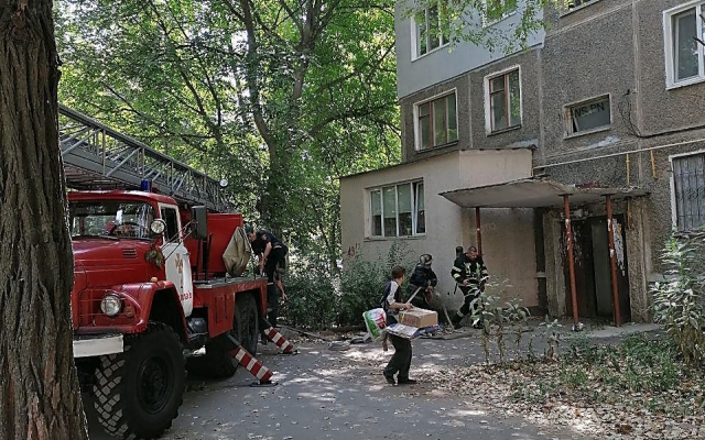 В Николаеве горела квартира в пятиэтажке – из огня спасли собаку Фото № 4 В Николаеве горела квартира в пятиэтажке – из огня спасли собаку Фото № 4