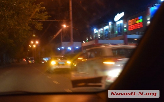 В Николаев на одной из стоянок из иномарки с немецкими номерами украли сумку с большой суммой денег Фото № 3 В Николаев на одной из стоянок из иномарки с немецкими номерами украли сумку с большой суммой денег Фото № 3