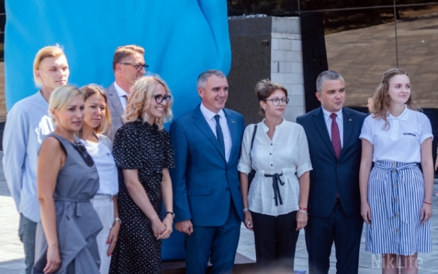 В Николаеве торжественно открыли арт-объект Middle Way Фото № 18 В Николаеве торжественно открыли арт-объект Middle Way Фото № 18