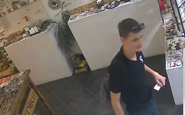 В одном из николаевских торговых центров молодой мужчина совершил кражу в магазине женских украшений Фото № 0 В одном из николаевских торговых центров молодой мужчина совершил кражу в магазине женских украшений Фото № 0
