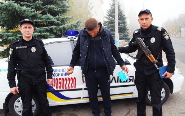 В Южноукраинске мужчина угрожал женщине-продавцу физической расправой и хотел разгромить магазин Фото № 0 В Южноукраинске мужчина угрожал женщине-продавцу физической расправой и хотел разгромить магазин Фото № 0