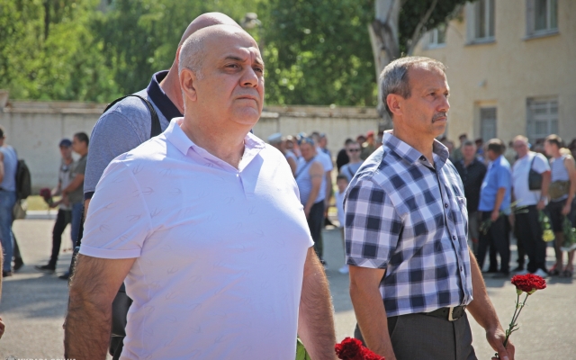 Жители Николаева почтили память павших десантников Фото № 57 Жители Николаева почтили память павших десантников Фото № 57