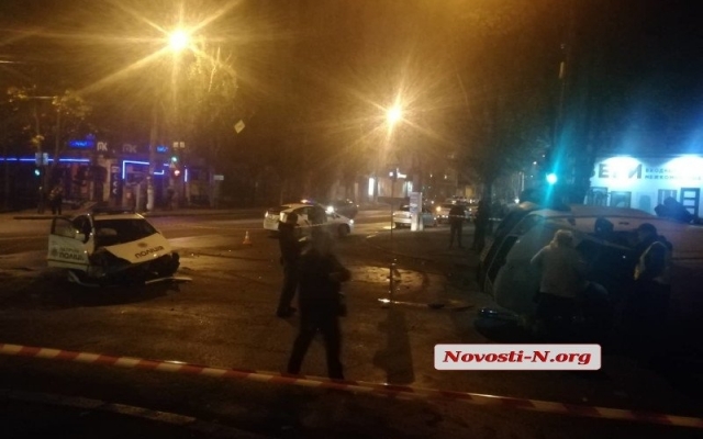 На Пушкинской столкнулись автомобиль патрульной полиции и микроавтобус, есть пострадавшие Фото № 6 На Пушкинской столкнулись автомобиль патрульной полиции и микроавтобус, есть пострадавшие Фото № 6
