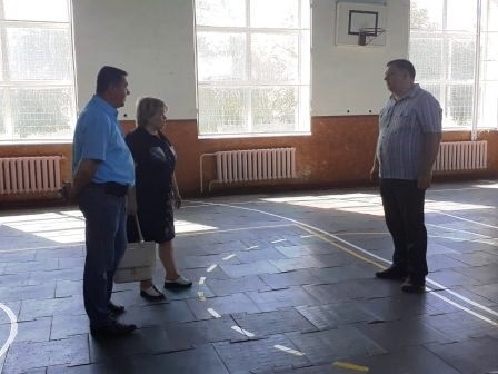 В Николаевской области восстановили поврежденную ураганом крышу школьного спортзала Фото № 1 В Николаевской области восстановили поврежденную ураганом крышу школьного спортзала Фото № 1