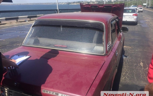 Ямы стали причиной аварии на Ингульском мосту, образовалась автомобильная пробка пробка Фото № 0 Ямы стали причиной аварии на Ингульском мосту, образовалась автомобильная пробка пробка Фото № 0