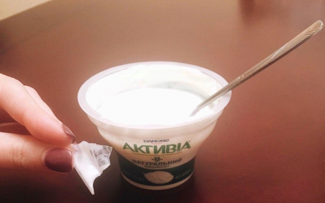 В одном из николаевских магазинов девушка купила йогурт с куском пластика Фото № 0 В одном из николаевских магазинов девушка купила йогурт с куском пластика Фото № 0